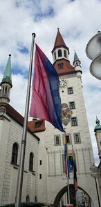Bi-Flagge vor Schönem Turm München