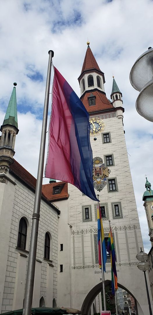 Bi-Flagge vor Schönem Turm München